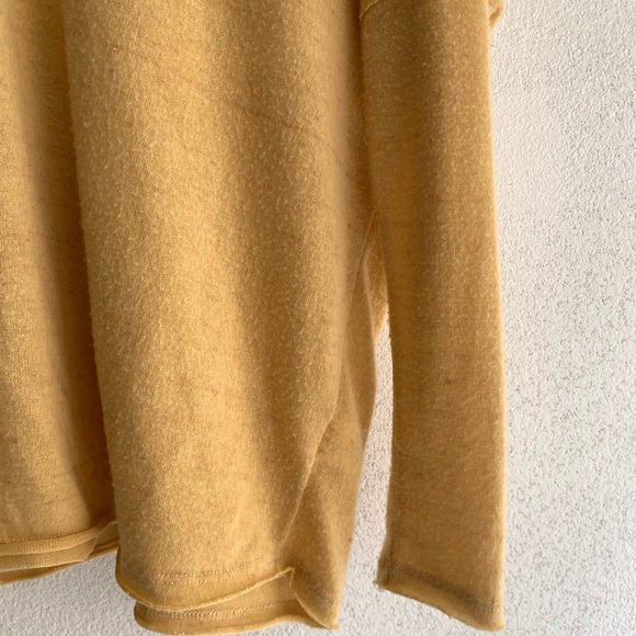 Size small v neck sweater - Picture 3 of 3